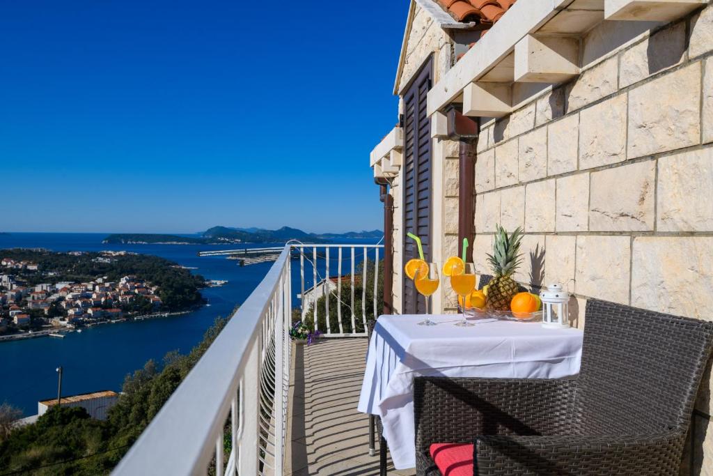 einen Balkon mit einem Tisch mit Orangen darauf in der Unterkunft Taira in Dubrovnik