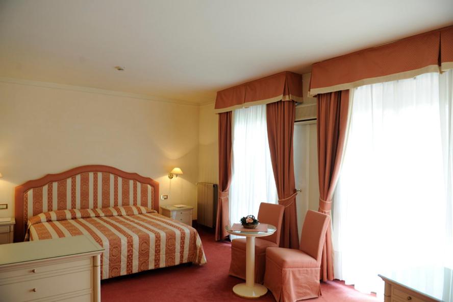Postel nebo postele na pokoji v ubytování Ermitage Bel Air Medical Hotel