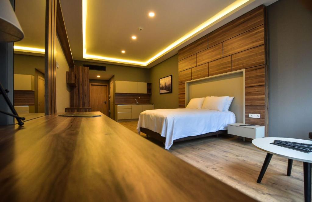 una camera d'albergo con letto e scrivania di Bureau Residence a Kartepe
