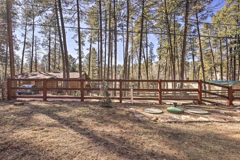 Fotografie z fotogalerie ubytování Near Tonto National Forest Dog-Friendly Cabin! v destinaci Payson