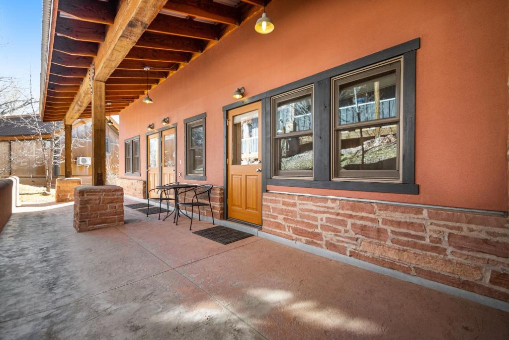 um alpendre de uma casa com uma mesa e cadeiras em Moab Springs Ranch 7 em Moab