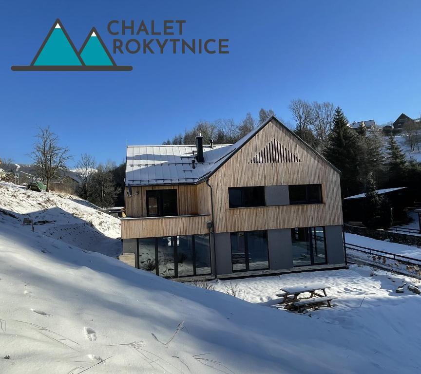 una casa nella neve con le parole "tetto climatico" di Chalet Rokytnice a Rokytnice nad Jizerou