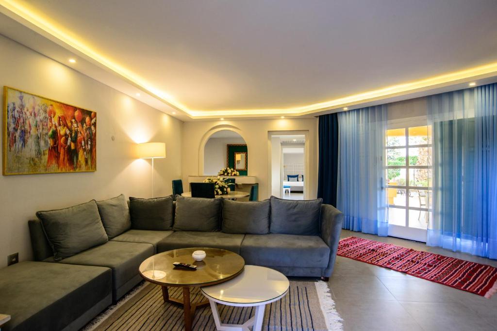 Posezení v ubytování Suites Hôtel Les Charmilles & Spa