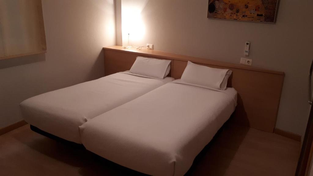 A bed or beds in a room at Blanco Albergue