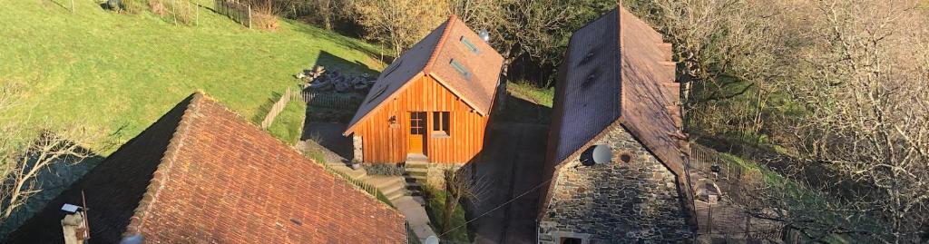 una vista aérea de un edificio naranja en una colina en Le Séchoir, en Beaulieu-sur-Dordogne