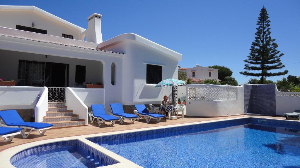 a villa with a swimming pool in front of a house at Villa El Alcazar in Carvoeiro