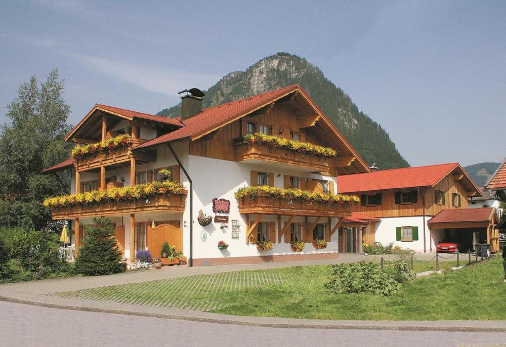 uma casa grande com flores na frente em Pension Vendel em Pfronten