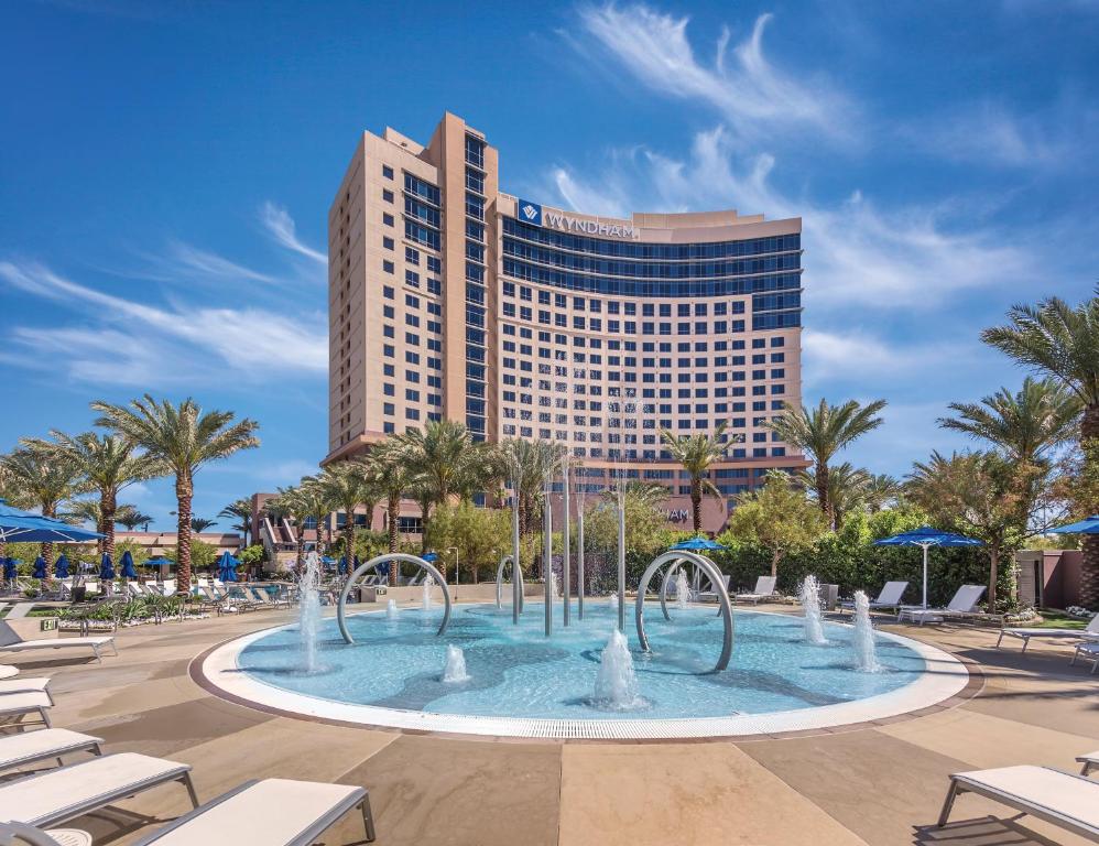 um hotel com uma fonte em frente a um edifício em Club Wyndham Desert Blue em Las Vegas