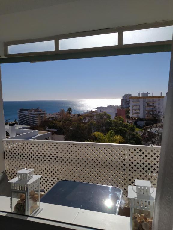 vistas a un balcón con vistas al océano en Apartamento Marina, en Torremolinos