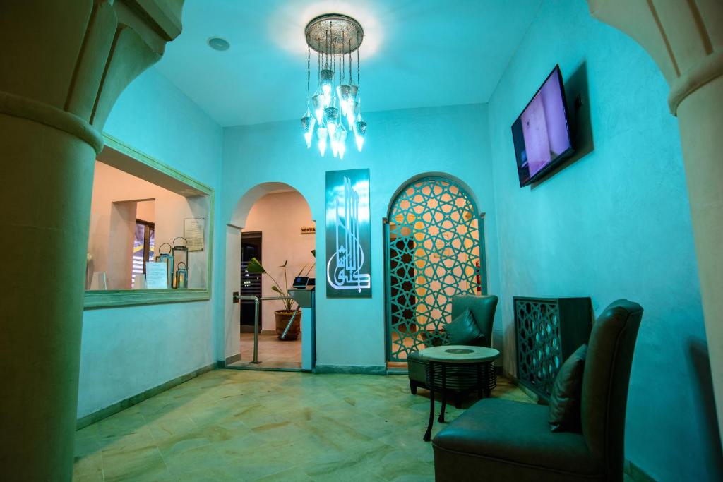 TV a/nebo společenská místnost v ubytování Suites Hôtel Les Charmilles & Spa