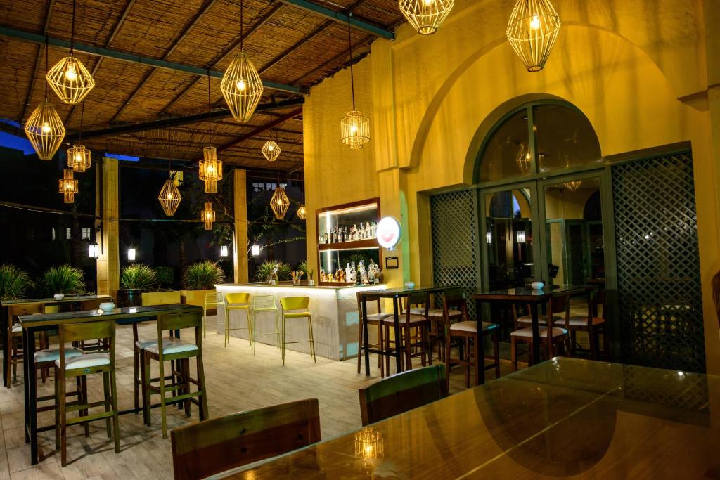Restaurace v ubytování Suites Hôtel Les Charmilles & Spa