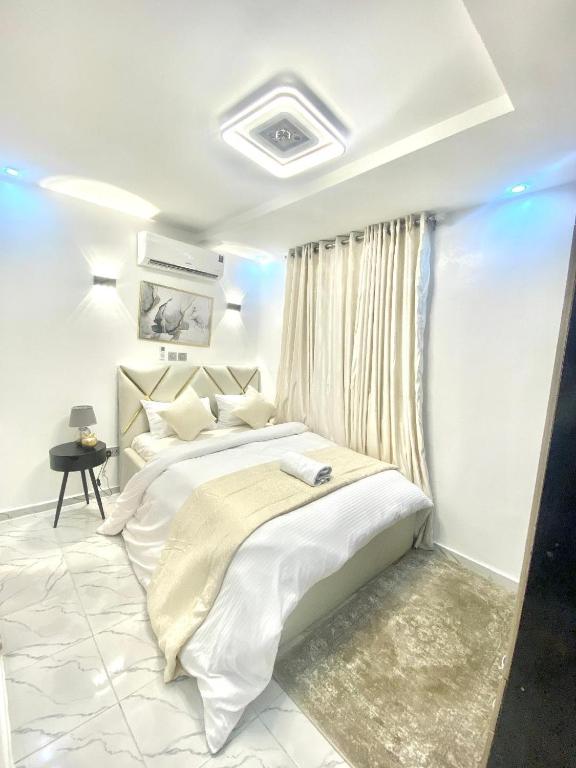 Postel nebo postele na pokoji v ubytování Morak Homes - Luxury 4 bed home with PS5, 24hrs electricity, Super fast Wifi, Snooker, Games room - in a secured estate