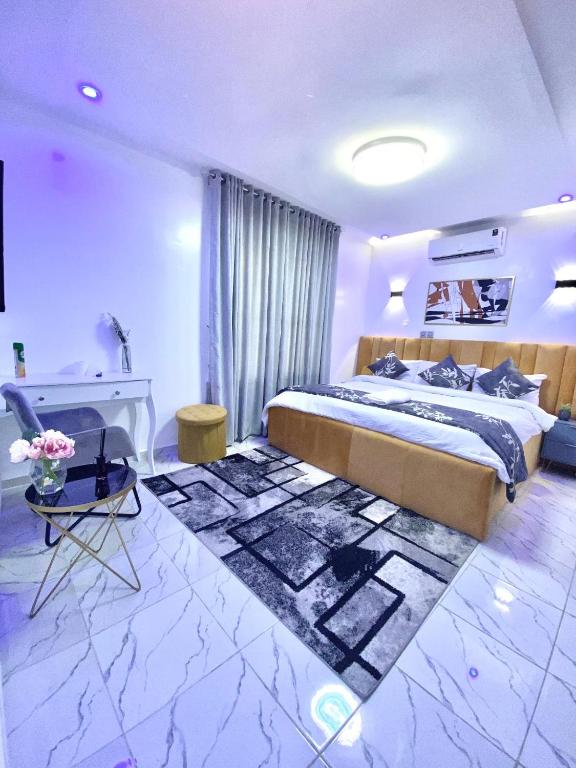 Postel nebo postele na pokoji v ubytování Morak Homes - Luxury 4 bed home with PS5, 24hrs electricity, Super fast Wifi, Snooker, Games room - in a secured estate
