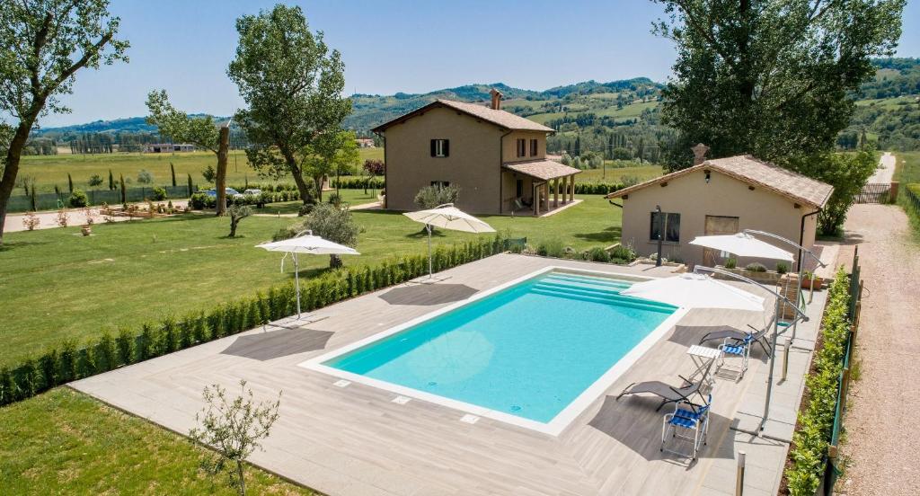 an overhead view of a swimming pool in a yard at Agriturismo Querceto in Frazione Mocaiana
