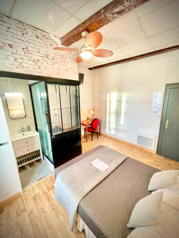 Postel nebo postele na pokoji v ubytování Hôtel Paul Riquet