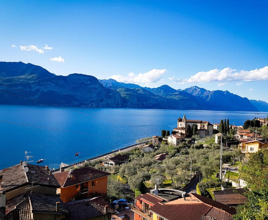 Blick auf eine Stadt mit See und Bergen in der Unterkunft casa Leo in Magugnano-Marniga