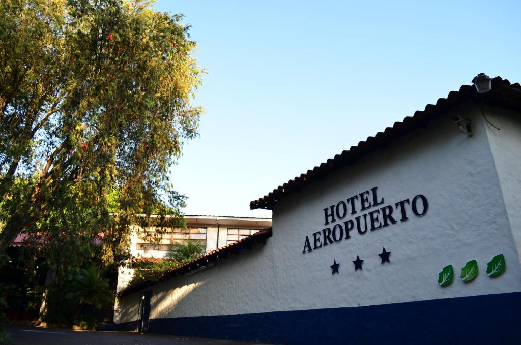 ein Gebäude mit den Worten Hotel aeropolisario darauf in der Unterkunft Hotel Aeropuerto in Alajuela