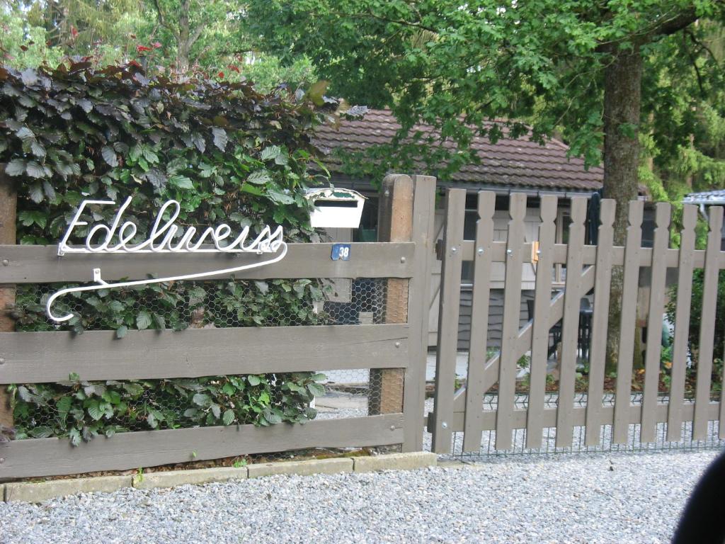 a wooden fence with a sign on it at DURBUY Kleine familiechalet EDELWEISS 4 à 5 pers in Durbuy
