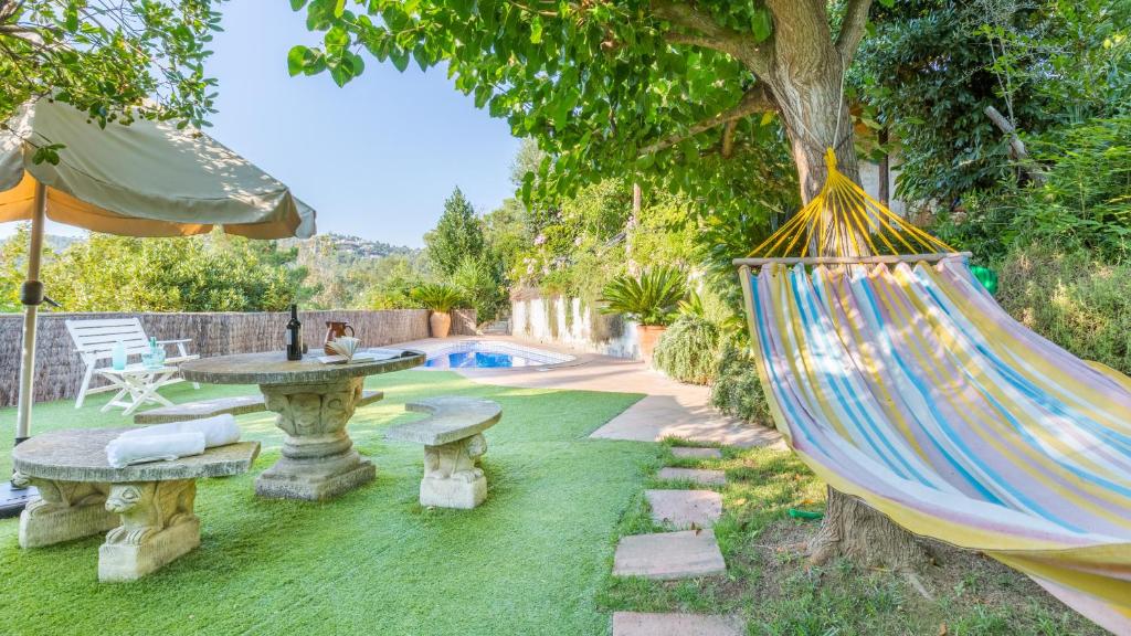 een hangmat in een tuin naast een zwembad bij Dama in Mont Barbat