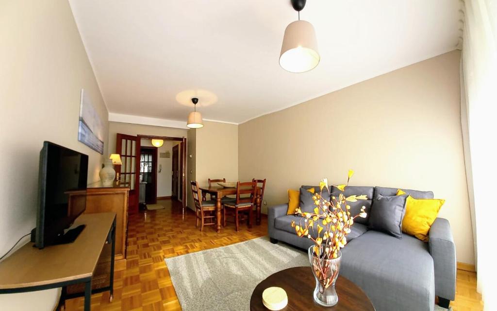 ein Wohnzimmer mit einem Sofa und einem Tisch in der Unterkunft APARTAMENTO ALFICA VUT-981-AS in Llanes