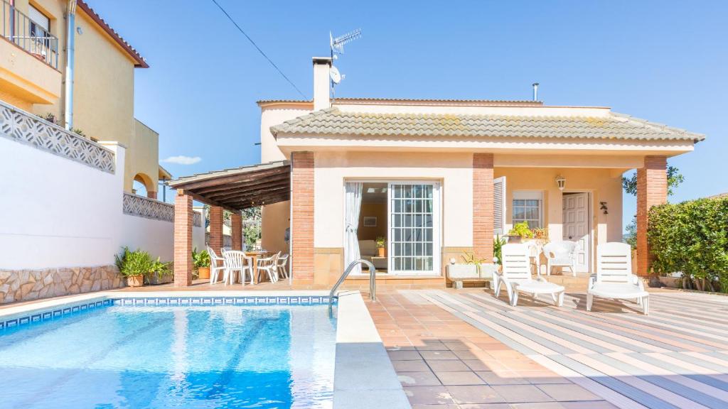 een villa met een zwembad voor een huis bij 2Delpi - Blanes in Blanes