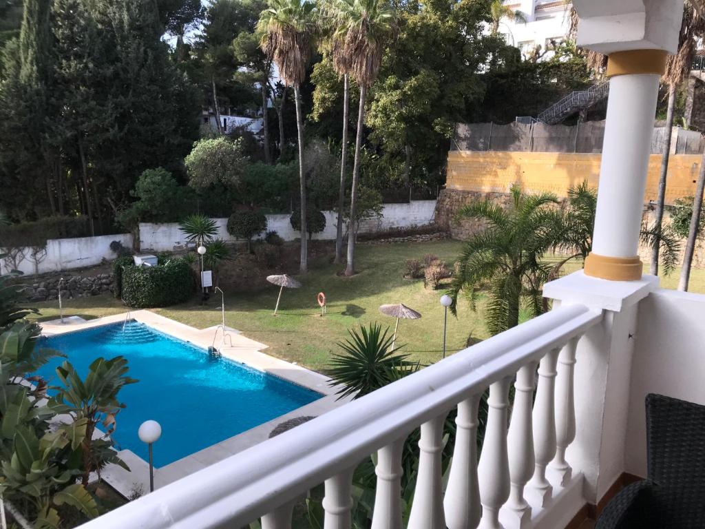 - une vue depuis le balcon d'une villa avec piscine dans l'établissement Residencial las Flores Marbella, à Marbella