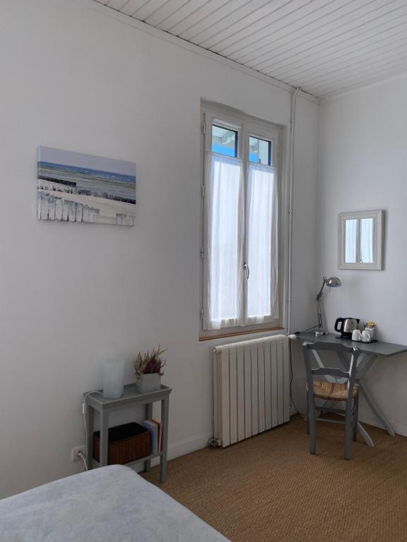 a bedroom with a bed and a desk and a window at L&#39;Estanquet Bed and Breakfast pdj offert in Gastes