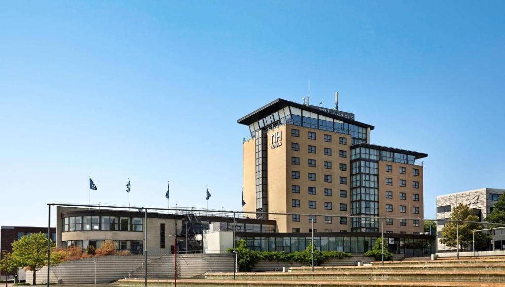 een hoog gebouw met een klok erop bij NH Zoetermeer Hotel in Zoetermeer