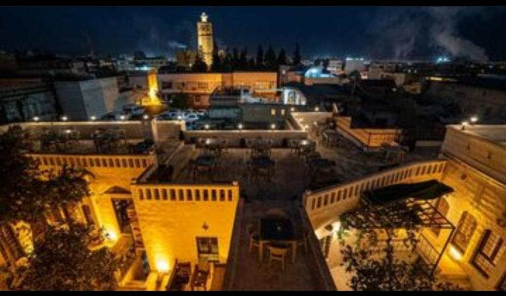 - Vistas a la ciudad por la noche con luces en Tessera Hotel, en Sanlıurfa