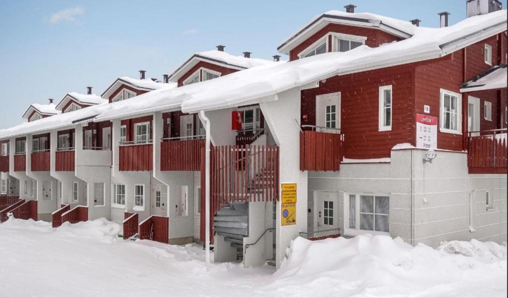 Une rangée d'immeubles d'appartements dans la neige dans l'établissement Saunallinen lomahuoneisto LeviStar 1, à Kittilä