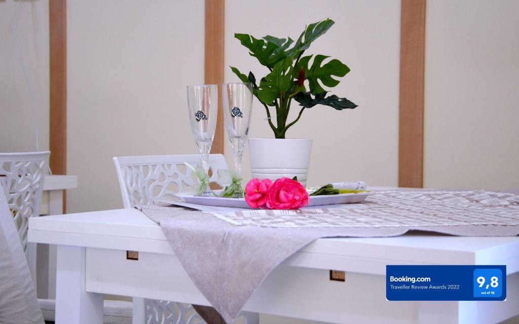 una mesa blanca con un plato y una flor en ella en Rosa Vesuviana, en Boscoreale