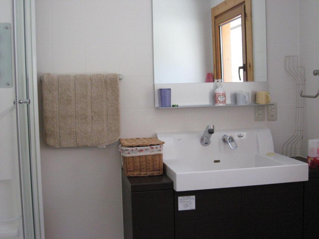 Kamar mandi di Ohisama House