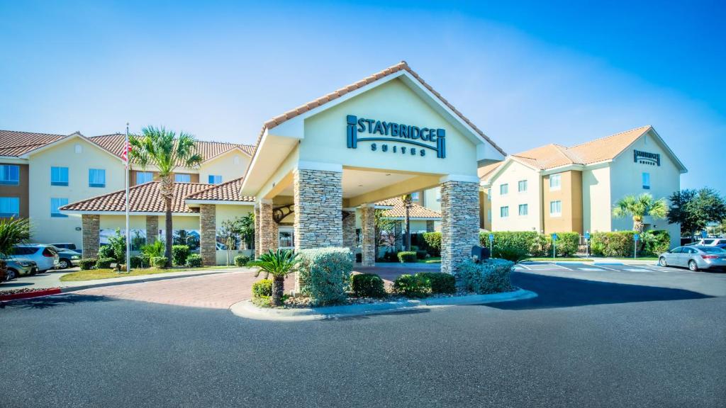 un hôtel avec un panneau à l'avant dans l'établissement Staybridge Suites Laredo, an IHG Hotel, à Laredo
