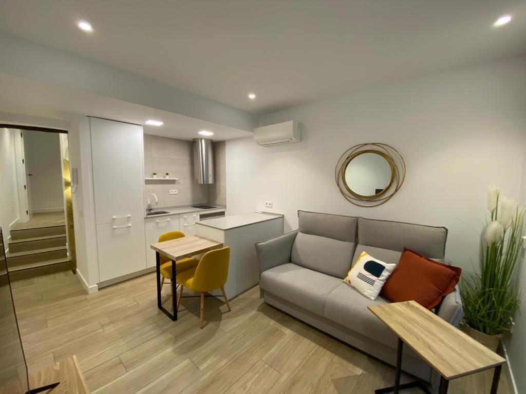 科爾多瓦的住宿－LINEROS SUITE，客厅配有沙发和桌子