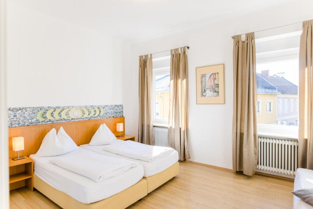 ein Hotelzimmer mit 2 Betten und einem Fenster in der Unterkunft Hotel Restaurant Römerhof in Leibnitz