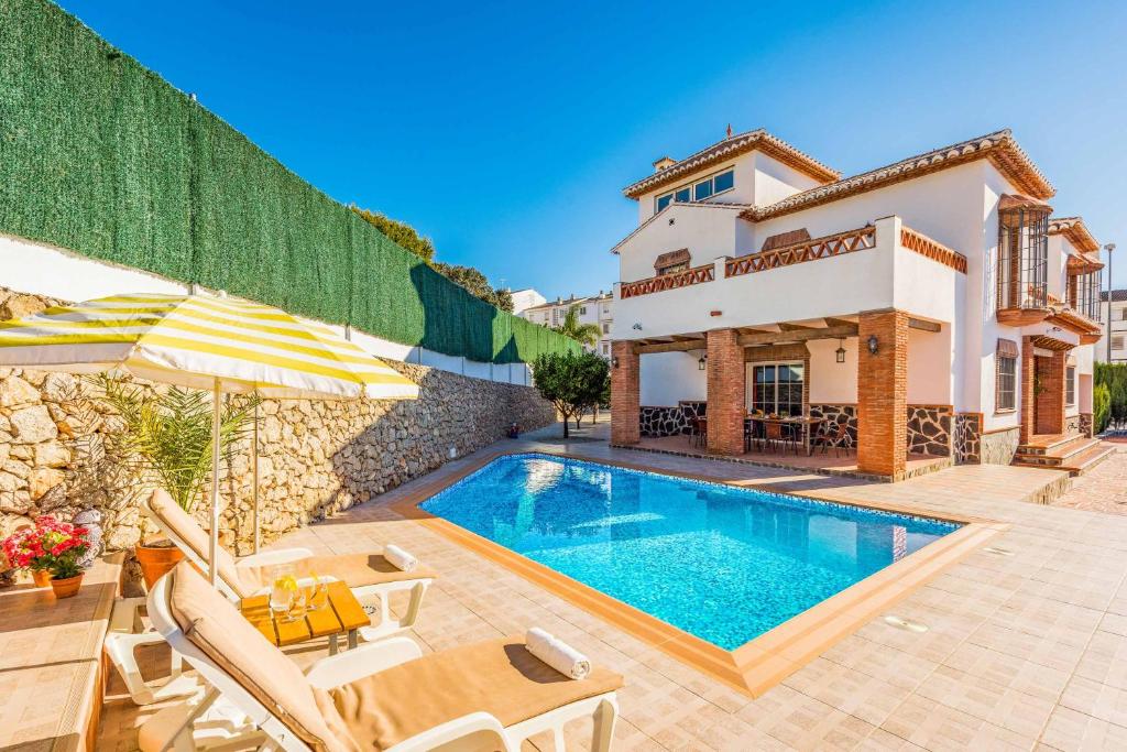 Bazén v ubytovaní Villa Sol Nerja alebo v jeho blízkosti