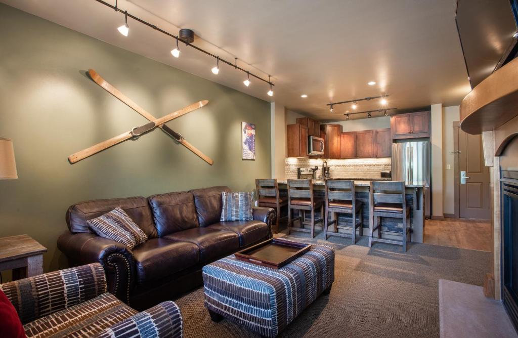 Stunning Zephyr Mountain Lodge Condo Overlooking The Village Plaza condo