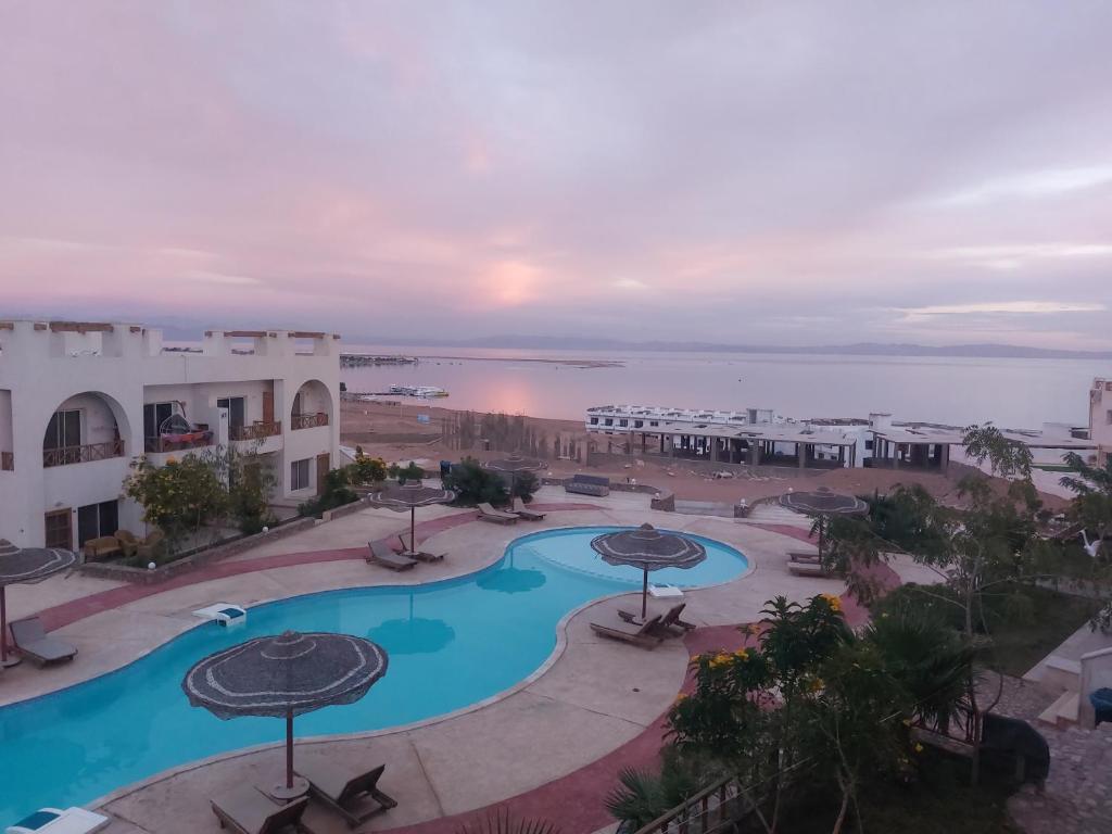 una vista aérea de una piscina del complejo con sombrillas en Awesome View, en Dahab