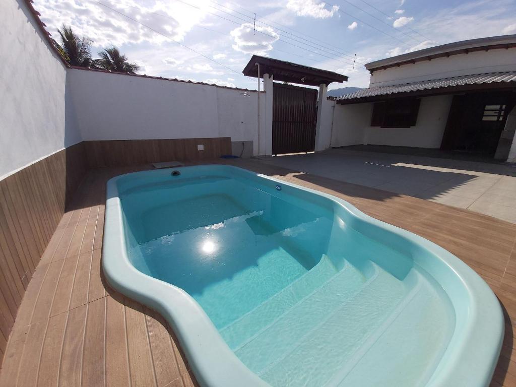 een groot blauw zwembad op een terras bij 0006.03 - Maranduba - Chalé - 1 Dorm - 5 Pess - 3 Quadras Do Mar - Piscina Coletiva - WIFI in Ubatuba