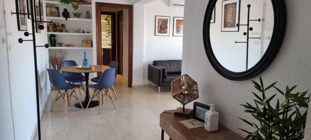 salon z lustrem, stołem i krzesłami w obiekcie old town Marbella w Marbelli