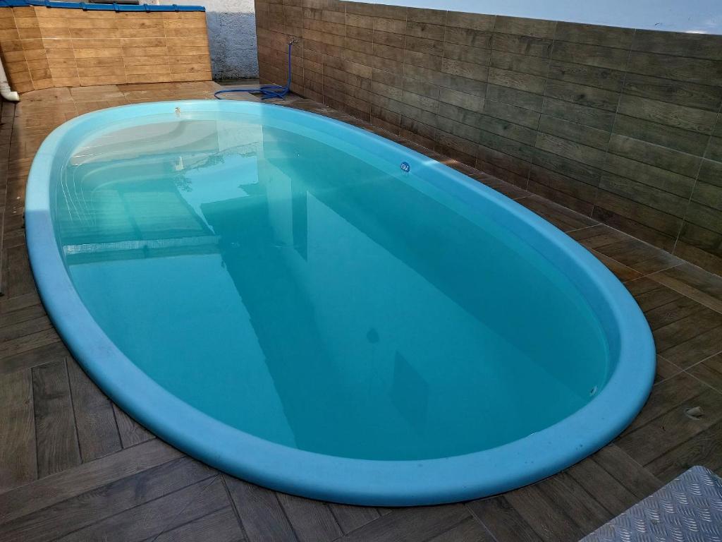 een groot blauw bad op een terras bij 0005.02 - Maranduba - Chalé - 1 Dorm - 6 Pess - 3 Quadras Do Mar - Piscina Coletiva - WIFI - Ar Condicionado in Ubatuba