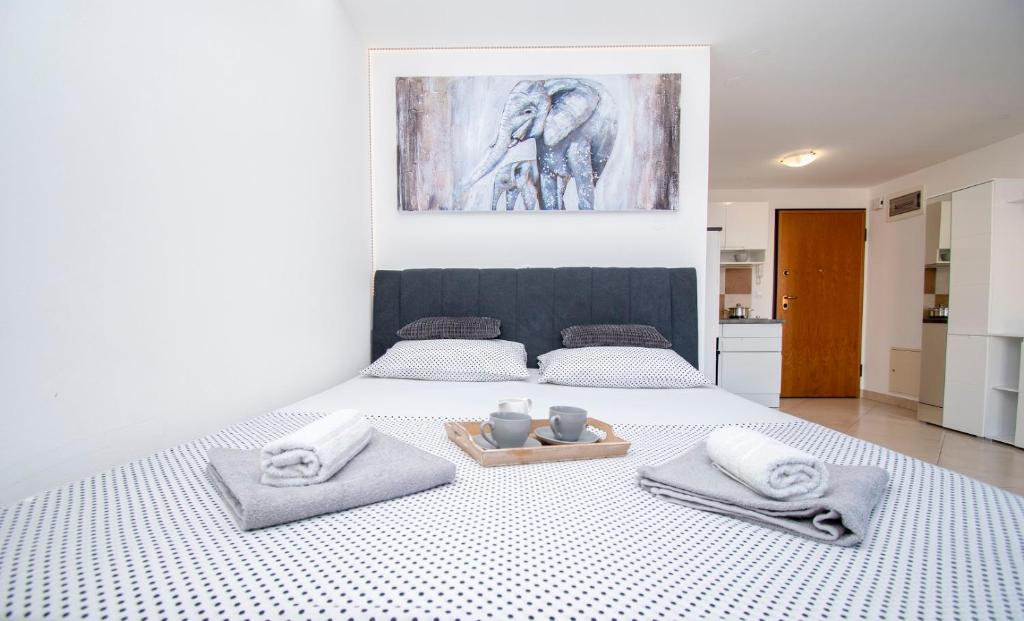 Posteľ alebo postele v izbe v ubytovaní APARTMENT SUN