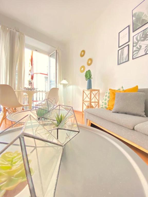 A seating area at SuperB Apartment in downtown of Sevilla ,parking optional, Top !!
