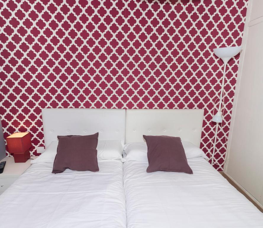 A bed or beds in a room at R&M ALOJAMIENTOS C/SIERPES 46