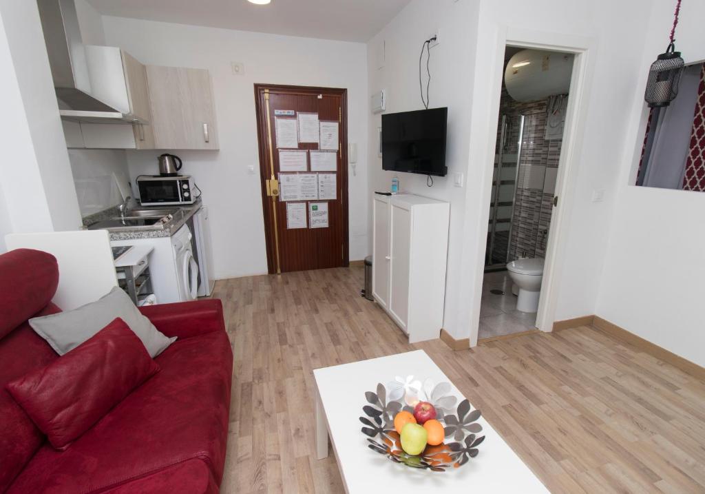 A kitchen or kitchenette at R&M ALOJAMIENTOS C/SIERPES 46