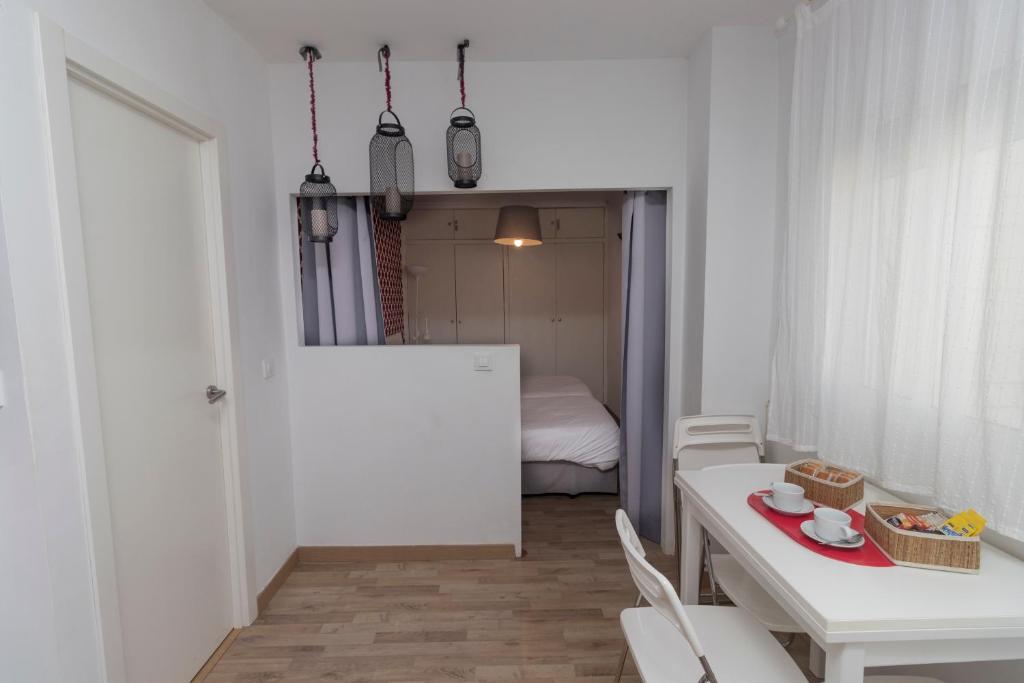 A bed or beds in a room at R&M ALOJAMIENTOS C/SIERPES 46
