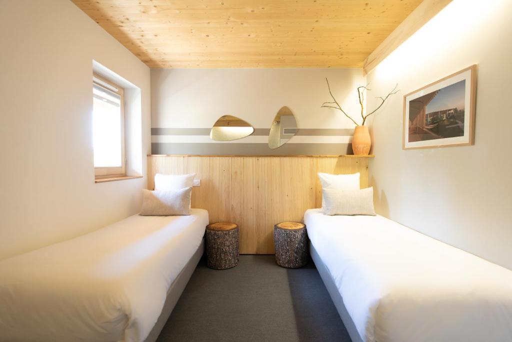 เตียงในห้องที่ thecamp Hôtel & Lodges - Aix en Provence