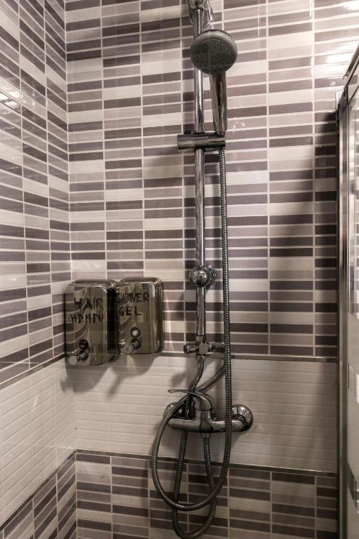A bathroom at R&M ALOJAMIENTOS C/SIERPES 46