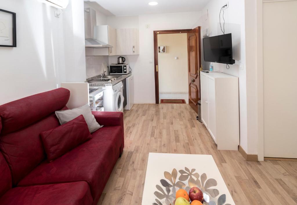 A kitchen or kitchenette at R&M ALOJAMIENTOS C/SIERPES 46