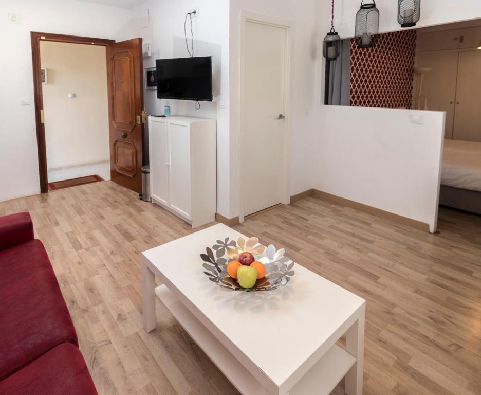 A kitchen or kitchenette at R&M ALOJAMIENTOS C/SIERPES 46